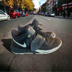Nike Kyrie Flytrap 3 Black Volt Basketball Sneakers Boy’s Size 6.5Y